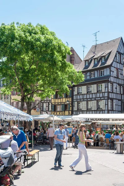 İnsanlar eski Colmar şehir onun yarı ahşap evleri ile ziyaret