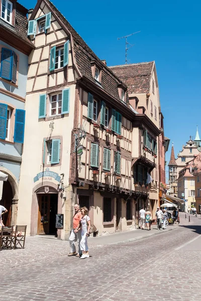 Lidé navštívit staré město Colmar s hrázděnými domy — Stock fotografie