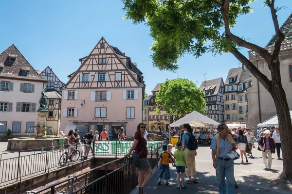 İnsanlar eski Colmar şehir onun yarı ahşap evleri ile ziyaret