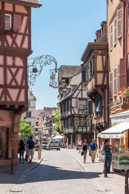 İnsanlar eski Colmar şehir onun yarı ahşap evleri ile ziyaret
