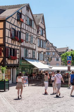 İnsanlar eski Colmar şehir onun yarı ahşap evleri ile ziyaret