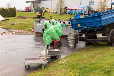 Bleialf, Almanya, 7 Mayıs 2017 - itfaiyeci göstermek nasıl tehlikeli madde - kamu gösteri