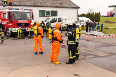Bleialf, Almanya, 7 Mayıs 2017 - itfaiyeci göstermek nasıl tehlikeli madde - kamu gösteri