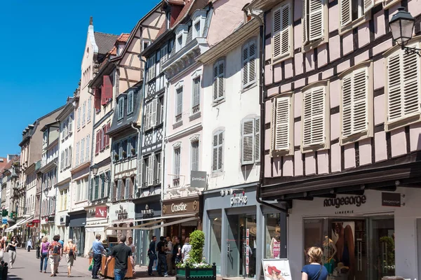 İnsanlar eski Colmar şehir onun yarı ahşap evleri ile ziyaret