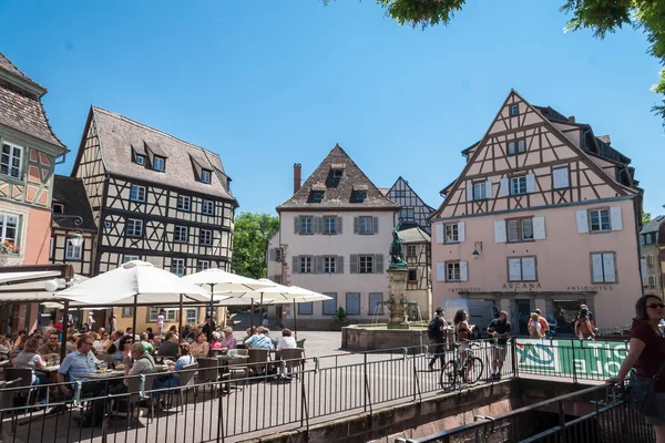 As pessoas visitam a cidade velha de Colmar com suas casas de meia-madeira — Fotografia de Stock