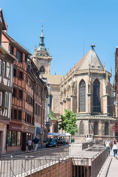 İnsanlar eski Colmar şehir onun yarı ahşap evleri ile ziyaret