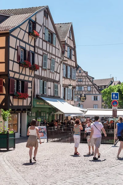 İnsanlar eski Colmar şehir onun yarı ahşap evleri ile ziyaret