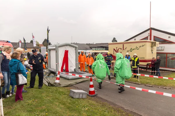 Bleialf, Almanya, 7 Mayıs 2017 - itfaiyeci göstermek nasıl tehlikeli madde - kamu gösteri