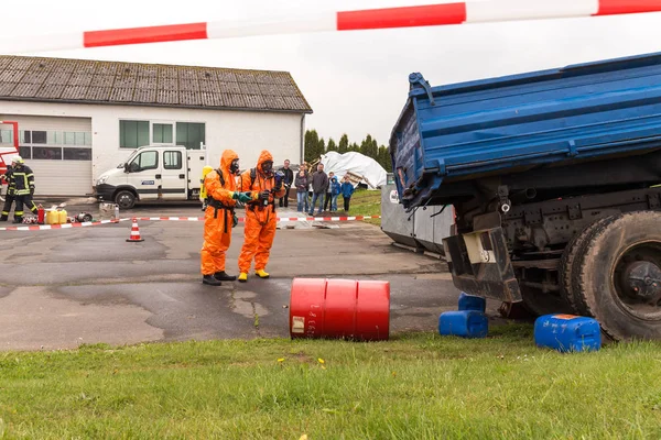 Bleialf, Almanya, 7 Mayıs 2017 - itfaiyeci göstermek nasıl tehlikeli madde - kamu gösteri