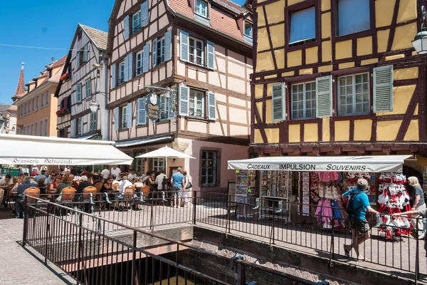 İnsanlar eski Colmar şehir onun yarı ahşap evleri ile ziyaret