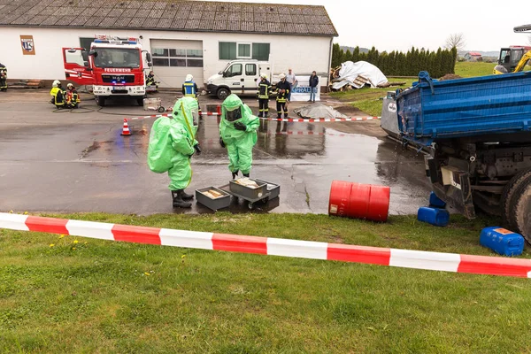 Bleialf, Almanya, 7 Mayıs 2017 - itfaiyeci göstermek nasıl tehlikeli madde - kamu gösteri