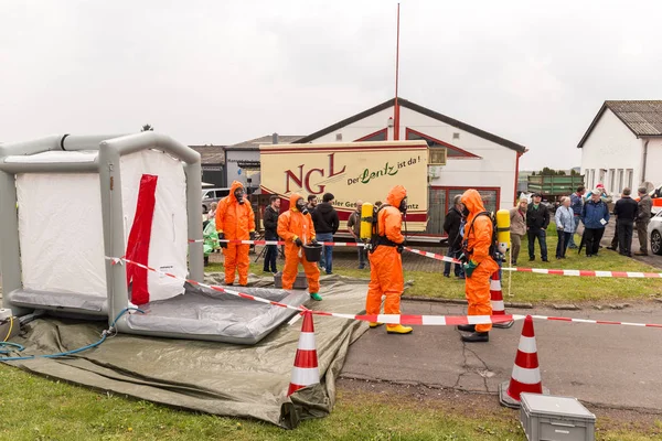 Bleialf, Německo, 7. května 2017 - hasič ukazují, jak zpracovat nebezpečný materiál - veřejné demonstrace Royalty Free Stock Fotografie