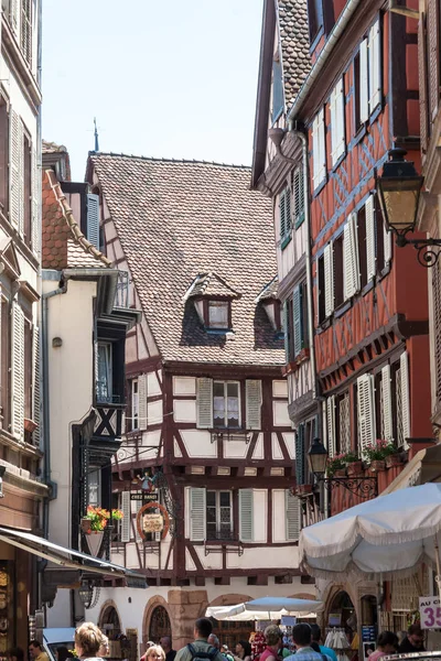 La gente visita la vieja ciudad de Colmar con sus casas de entramado de madera Fotos de stock libres de derechos