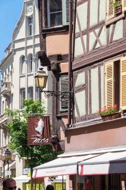 İnsanlar eski Colmar şehir onun yarı ahşap evleri ile ziyaret