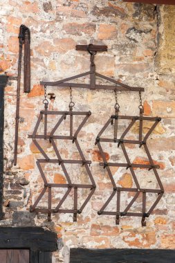 Colmar, Fransa, 26 Mayıs 2012 - harrow ve bir duvarda asılı yelken