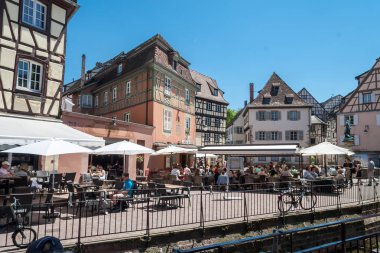 İnsanlar eski Colmar şehir onun yarı ahşap evleri ile ziyaret