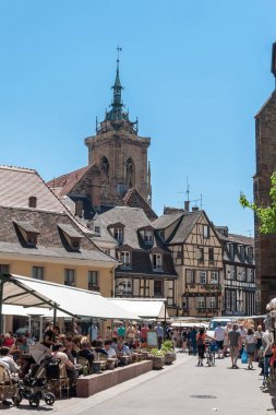 İnsanlar eski Colmar şehir onun yarı ahşap evleri ile ziyaret