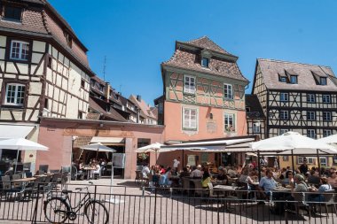 İnsanlar eski Colmar şehir onun yarı ahşap evleri ile ziyaret