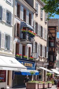 Colmar, Fransa, 26 Mayıs 2012 - Colmar eski kasaba yarı ahşap evleri