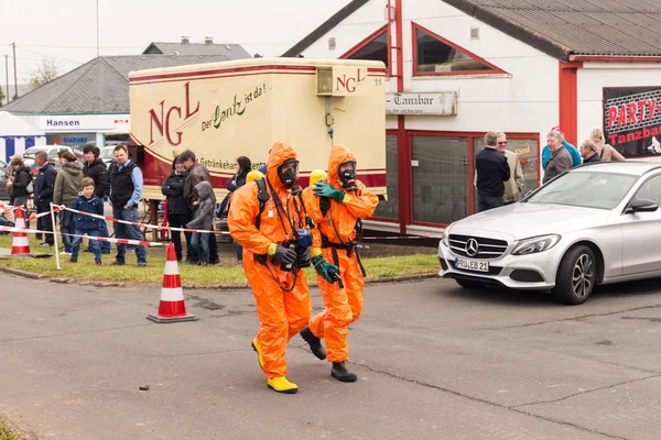 Bleialf, deutschland, 7. Mai 2017 - Feuerwehr demonstriert Umgang mit Gefahrgut - öffentliche Demonstration — Stockfoto