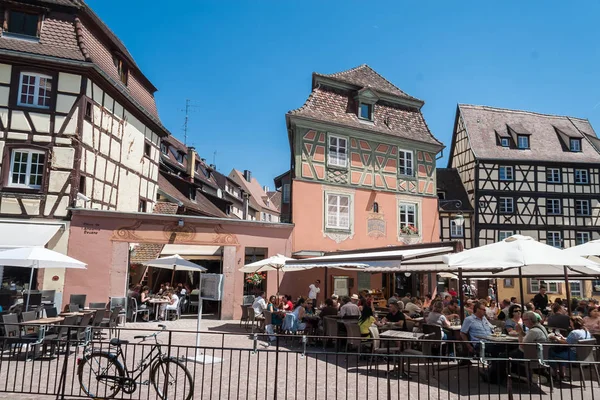İnsanlar eski Colmar şehir onun yarı ahşap evleri ile ziyaret
