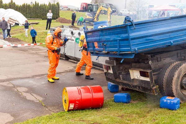 BLEIALF, ALLEMAGNE, 7 MAI 2017 - Un pompier démontre comment manipuler des matières dangereuses - démonstration publique — Photo