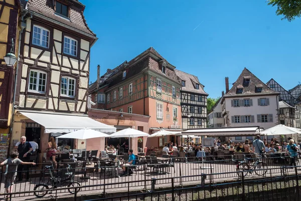 İnsanlar eski Colmar şehir onun yarı ahşap evleri ile ziyaret