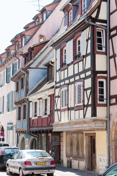 Lidé navštívit staré město Colmar s hrázděnými domy — Stock fotografie