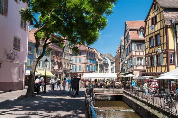 Lidé navštívit staré město Colmar s hrázděnými domy — Stock fotografie