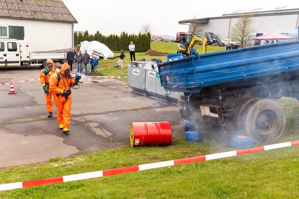Bleialf, Almanya, 7 Mayıs 2017 - itfaiyeci göstermek nasıl tehlikeli madde - kamu gösteri