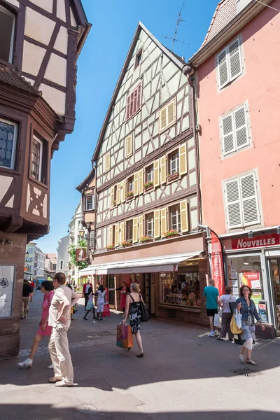 La gente visita la vieja ciudad de Colmar con sus casas de entramado de madera Imagen de archivo