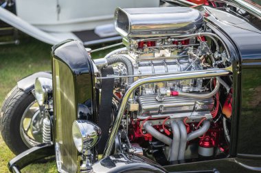 Klasik araba roadster mühendisliği. Kapüşonlu araba kepçesi..