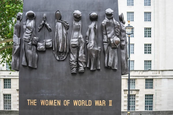 London, Uk, 14 липня 2019.The Monument to the Women of World War Ii - британський національний військовий меморіал, розташований у Вайтхоллі, Лондон, на північ від Кенотафа. — стокове фото