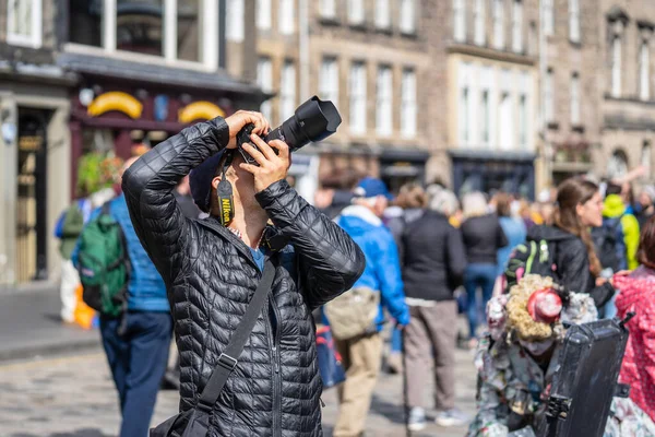 Edinburgh, Scotland, August 18th 2019.Landscape and cityscape photographer taking pictures at free public event — Stockfoto