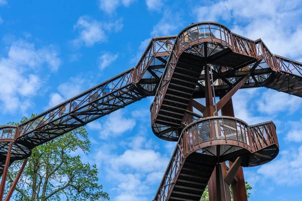 Royal Botanic Gardens, Kew.Towering 18 metres above the ground, the Treetop Walkway is a chance to get closer to Kew s trees — Stock Photo, Image