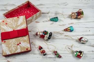 Noel Ağacı Süslemeleri ile Dekoratif Noel Hediye Kutuları