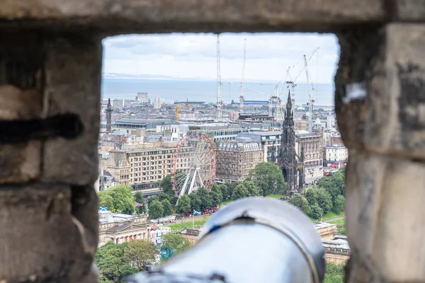 Edinburgh, scotland, 8. August 2019.edinburgh von einem Kanonenloch in edinburgh castle, scotland aus gesehen. — Stockfoto