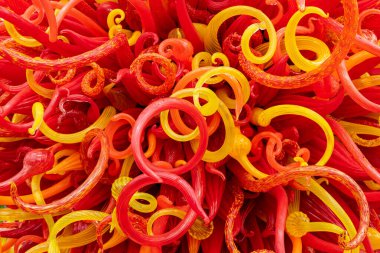 Parlak kırmızı turuncu ve sarı camdan yapılar.