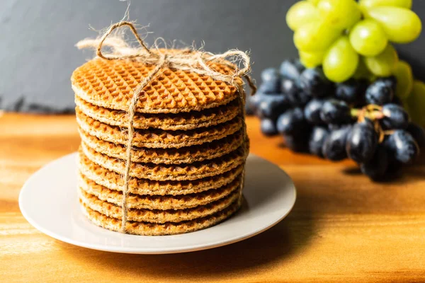 Tüm tereyağlı waffle 'lar lezzetli bir karamelli ve tarçınlı.