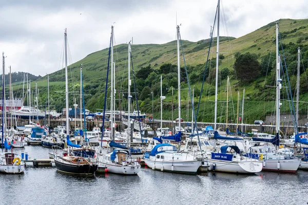 Peel, Isle of Man, 16 juni 2019. Det är en kuststad och en liten fiskehamn på Isle of Man, i den historiska församlingen i Tyskland men administreras separat — Stockfoto