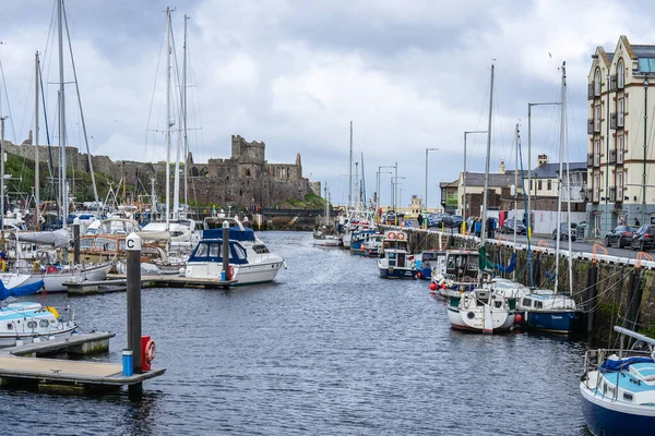 Peel, Isle of Man, June 16,2019. It is a seaside town and small fishing port on the Isle of Man, in the historic parish of German but administered separately — ストック写真