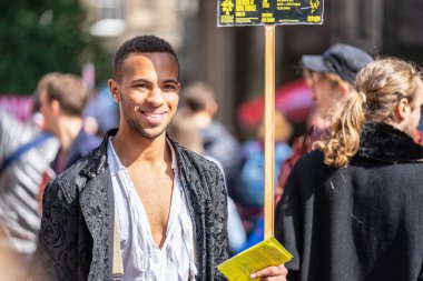 Edinburgh, İskoçya, 8 Ağustos 2019. Broşür dağıtıcıları veya Flyer Distribütörleri. Edinburgh Festivali Sınır Bilim, Edinburgh ya da Edinburgh Sınır Bilim Festivali olarak da bilinir.