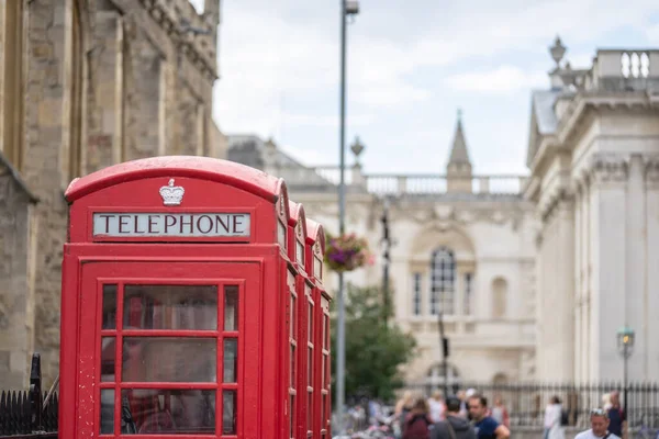 На вулицях Великої Британії, Мальти, Бермудських островів і Гібралтару можна побачити червону телефонну будку.. — стокове фото