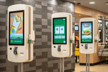 Cambridge, Uk, 1 Ağustos 2019. McDonalds Restoran Dijital Menü Panoları dokunmatik ekranlı self servis kioskları
