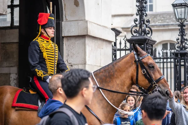 Londres, Reino Unido, julio de 2019.Una hembra de guardia de caballos en los Royal Houseguards — Foto de Stock
