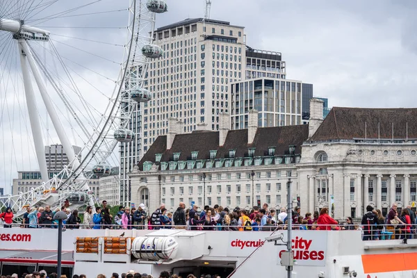 Londres, Reino Unido, julio de 2019. Crucero por el río Támesis. London Eye — Foto de Stock