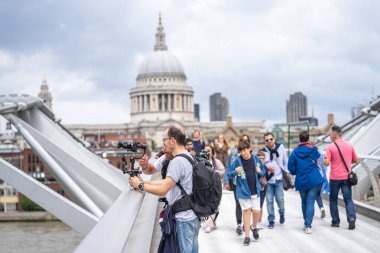 Londra, Ingiltere, Temmuz, 2019. İki kameramanların Londra Thames Nehri üzerinde St Pauls Katedrali ve Milenyum Köprüsü yakınında video çekim