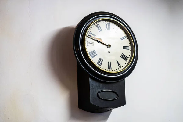 Alte alte Uhr an der Wand — Stockfoto