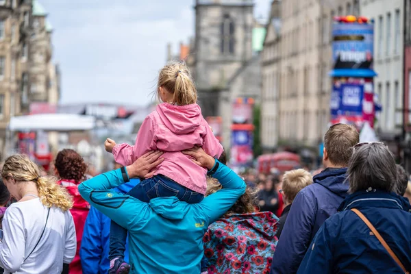 Liten flicka på sina pappor Axlar.Edinburgh Festival Fringe. — Stockfoto