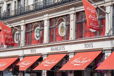 Londra, Uk, 14 Temmuz 2019. Hamley, Hintlilerin sahip olduğu çok uluslu bir oyuncak perakendecisi. Dünyanın en eski ve en büyüklerinden biri. Sahibi şu anda Hint şirketi Reliance Retail.
